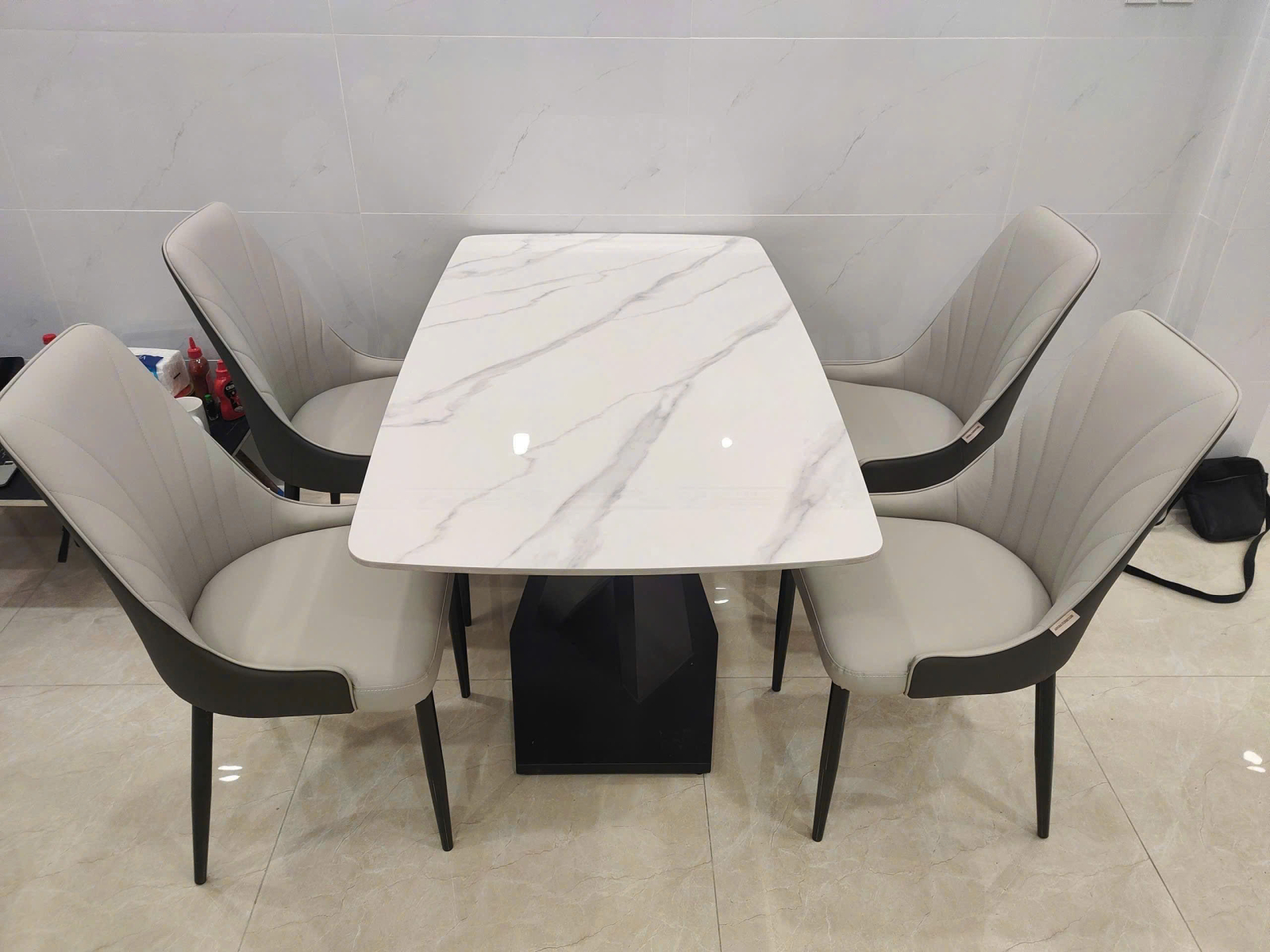 Ban an 4 ghe tai TPHCM