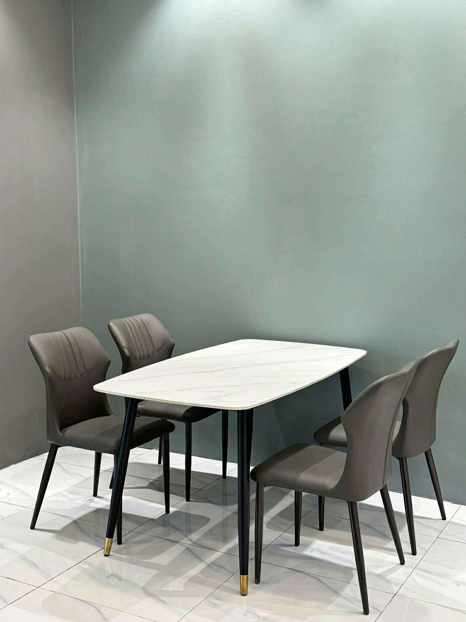 Ban an 4 ghe tai TPHCM