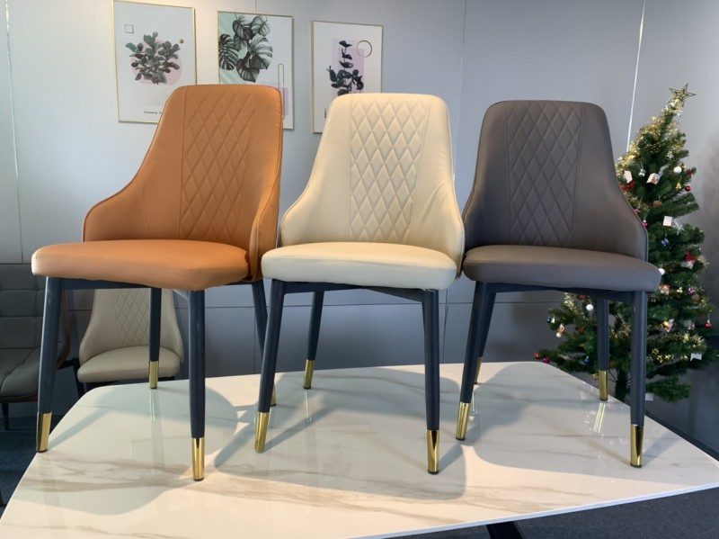 Bàn ăn mặt đá Ceramic chân 3 cạnh mạ PVD kèm ghế Sheraton