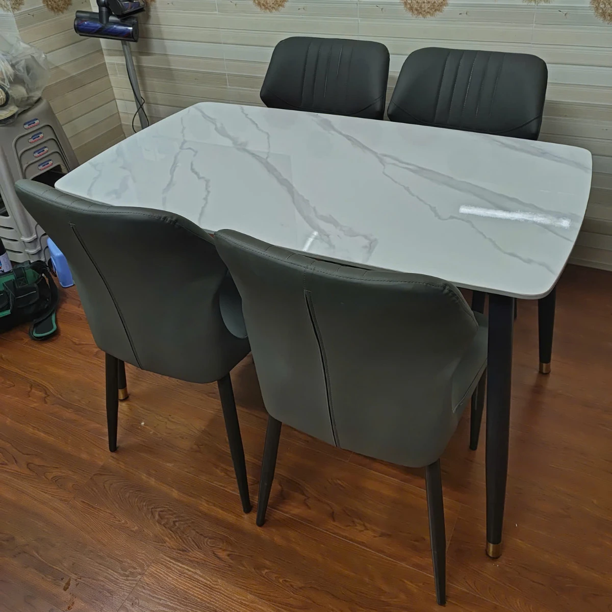 Bàn ăn mặt đá ceramic chân côn 4 ghế Cozy