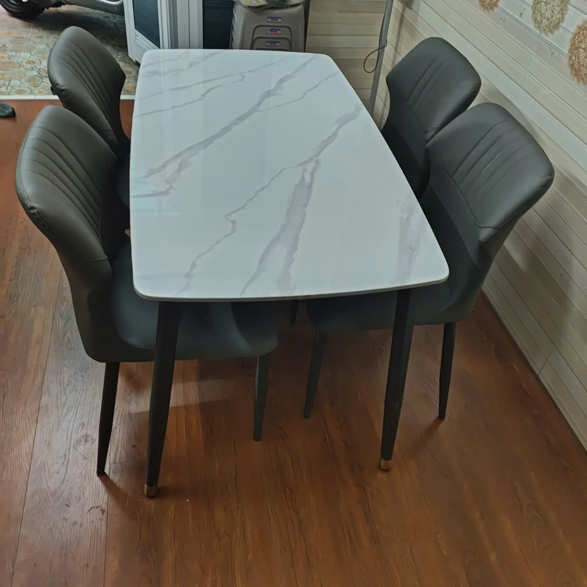 Bàn ăn mặt đá ceramic chân côn 4 ghế Cozy