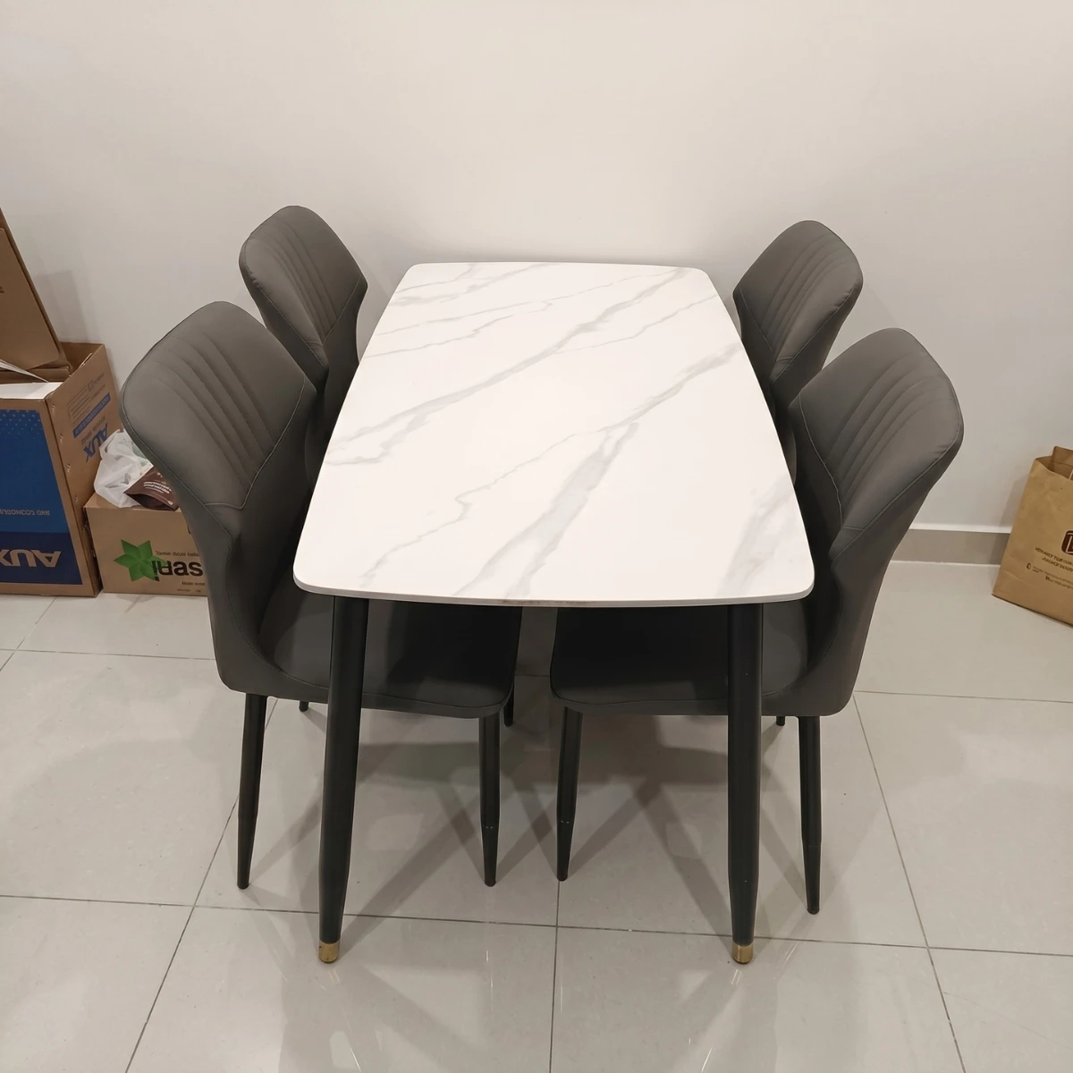 Bàn ăn mặt đá ceramic chân côn 4 ghế Cozy