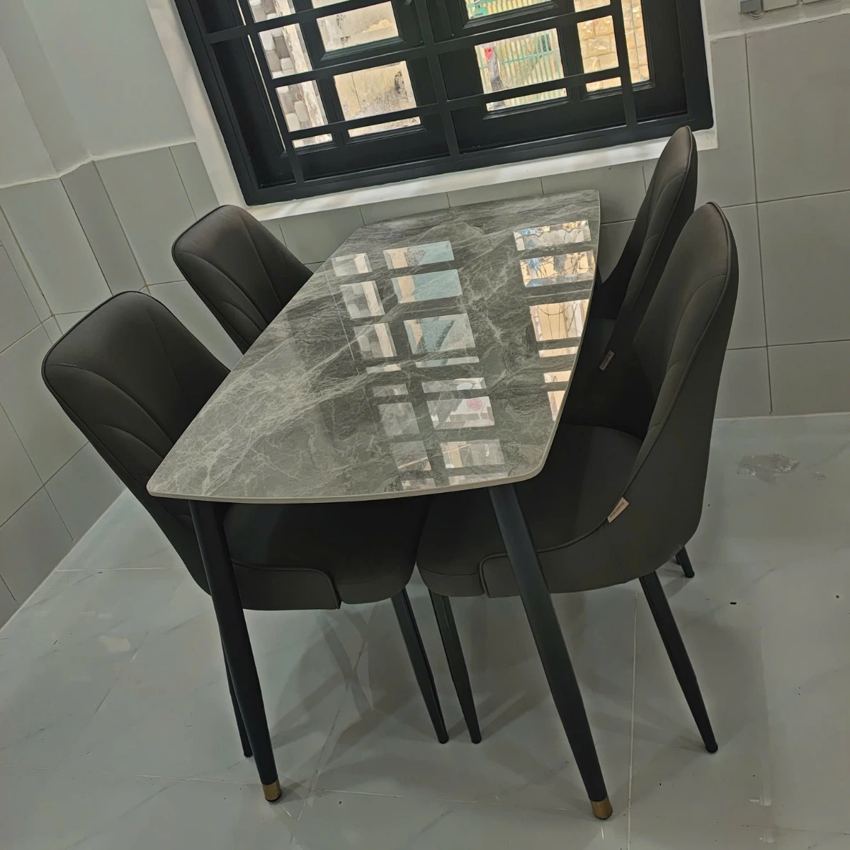 Bàn ăn mặt đá ceramic chân côn 4 ghế Pamper