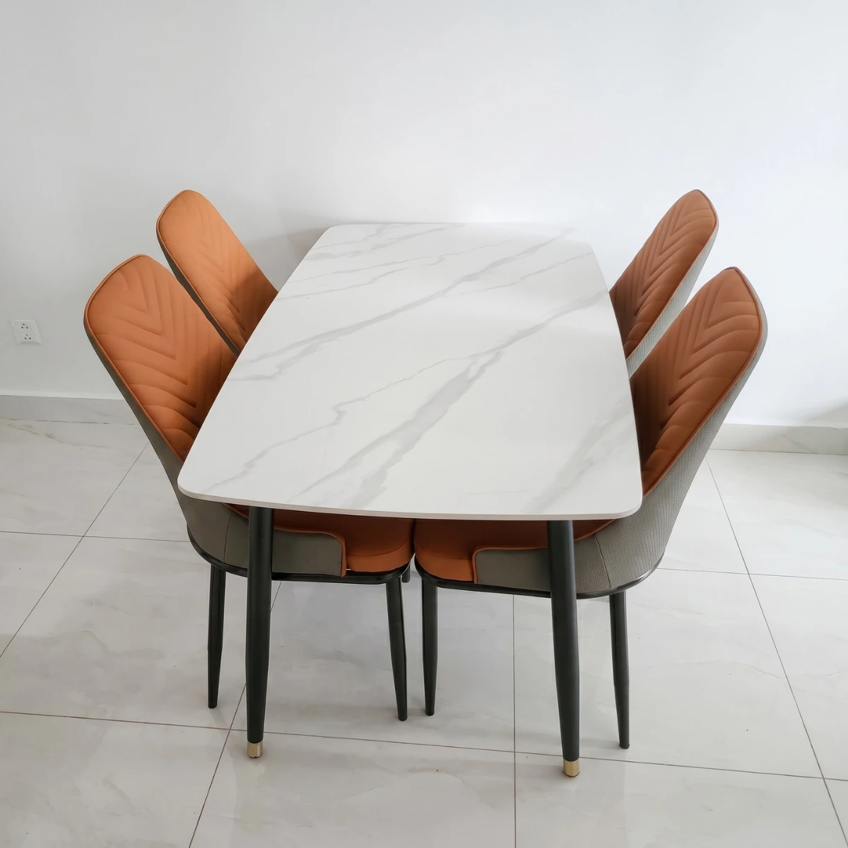 Bàn ăn mặt đá ceramic chân côn 4 ghế Spine