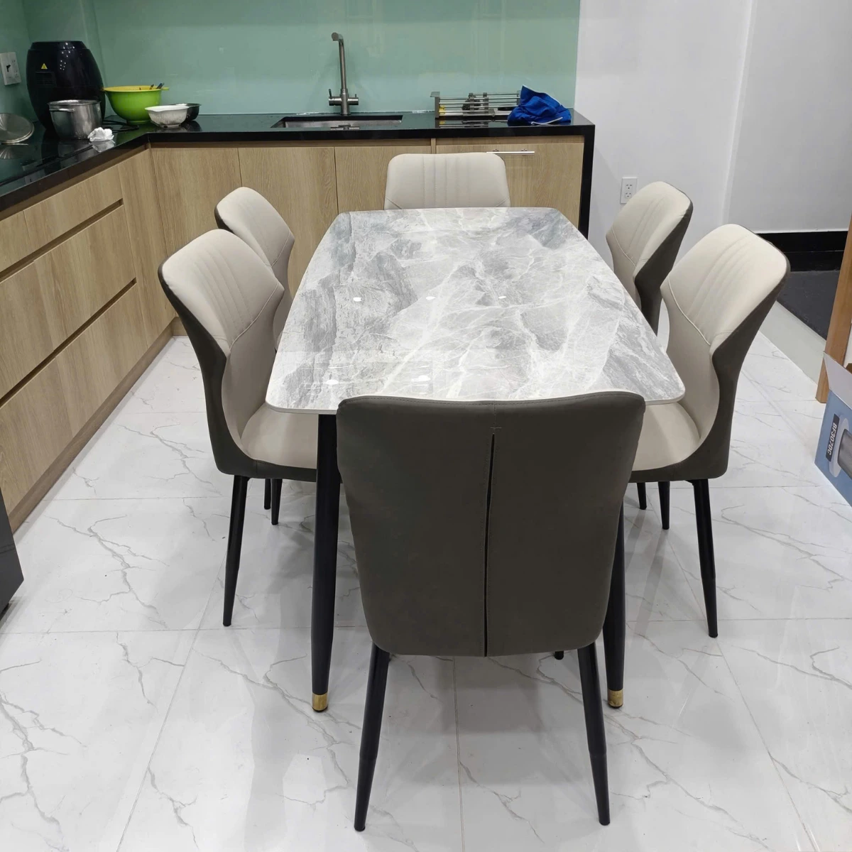 Bàn ăn mặt đá ceramic chân côn 8 ghế Cozy