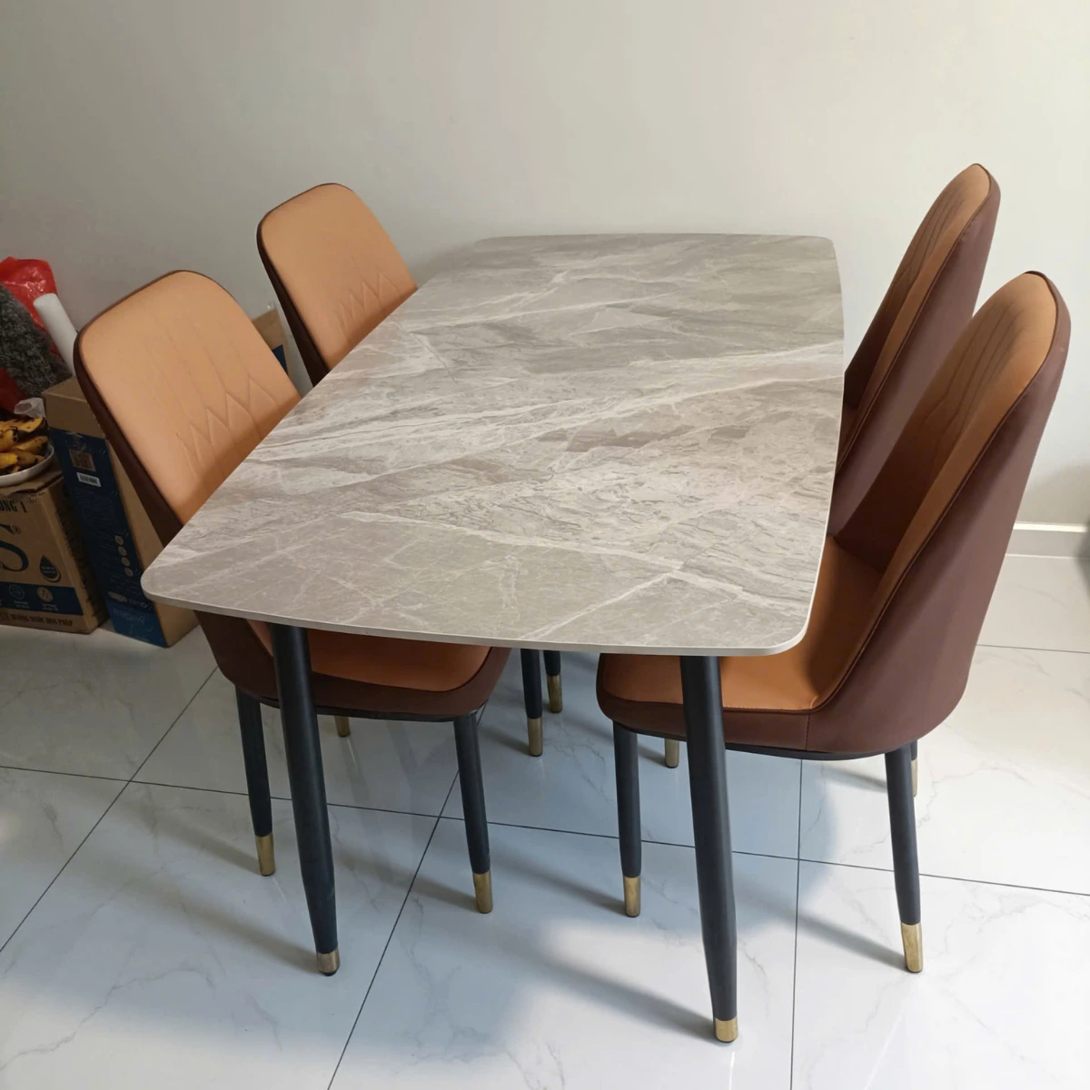 Bàn ăn mặt đá ceramic chân côn ghế Monet