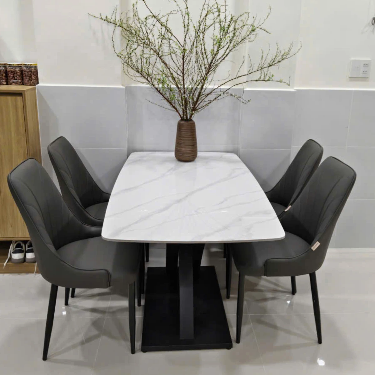 Bàn ăn mặt đá ceramic chân X cong Adora Pamper