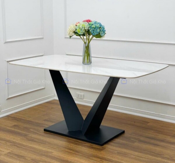 Bàn ăn mặt đá chân V nhập khẩu