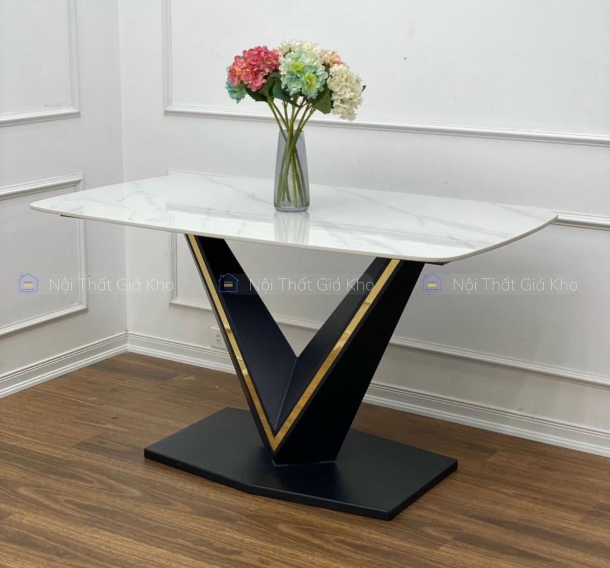 Bàn ăn mặt đá chân V viền vàng