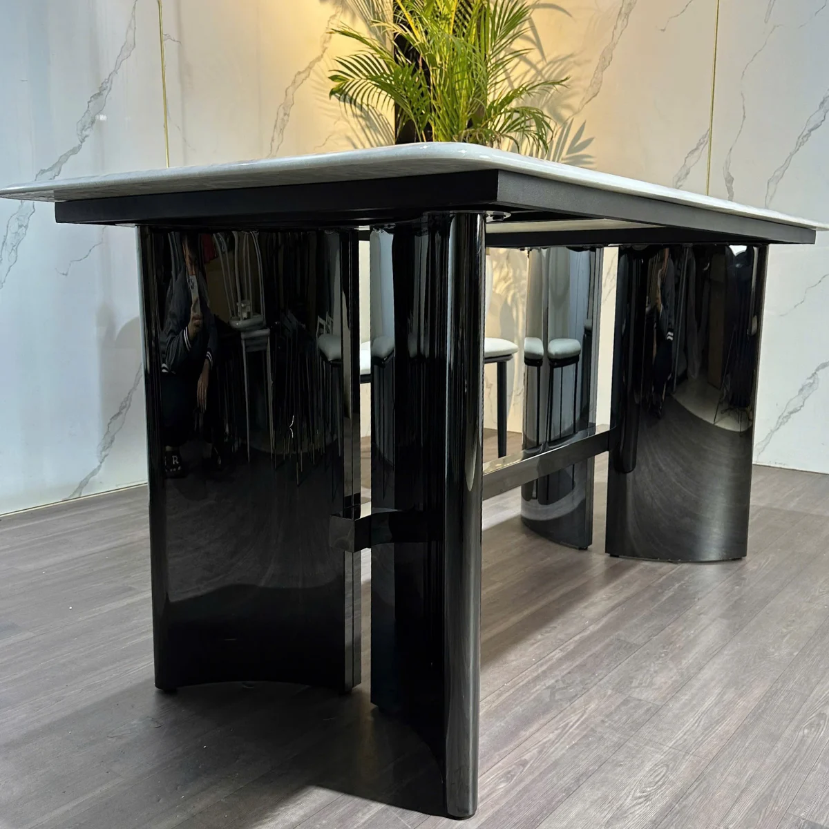 Bàn ăn mặt đá vi tinh thể chân inox BAK40