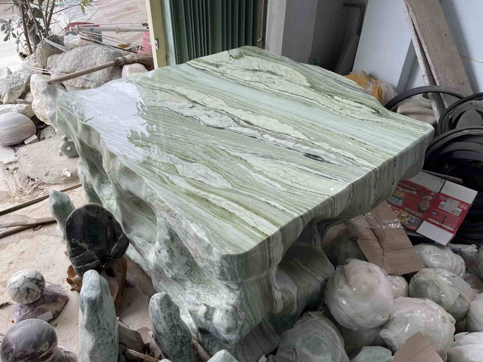 So sánh bàn ăn mặt đá tự nhiên và đá nhân tạo
