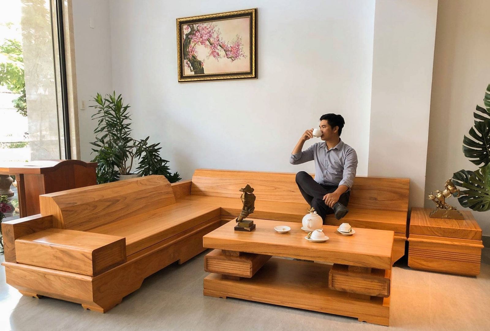 So sánh ưu nhược điểm của ghế sofa và ghế gỗ